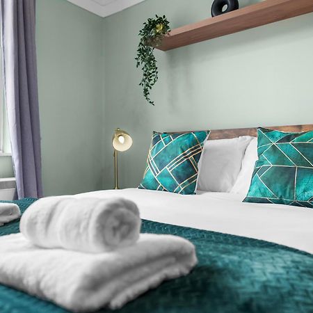 Chic 2 Bedroom Apartment Near Liverpool Street By Gold Stays Londen Buitenkant foto